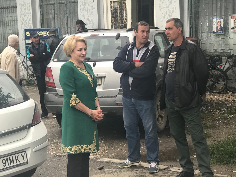 Atunci și Acum: Viorica Dăncilă, campanii pe tocuri, pe ulițele satului și iubitoare a portului tradițional