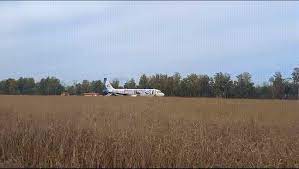 Un avion cu 170 de pasageri la bord care zbura pe ruta Soci-Omska a aterizat de urgență într-un lan de grâu, în Siberia