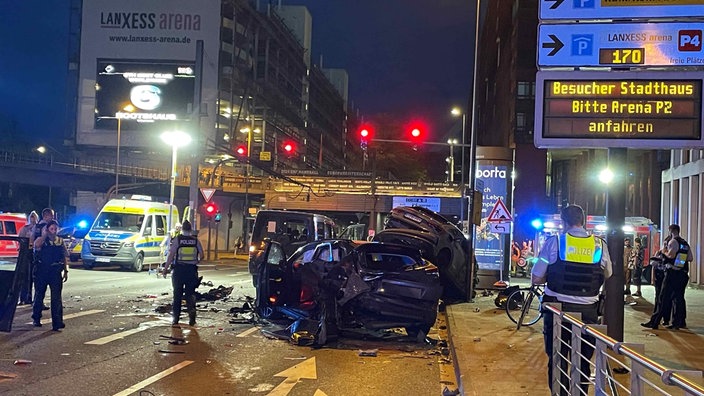 Șoferul vinovat de accidentul cu 14 victime și 10 mașini distruse, filmat blocat la volan, în Köln. Arestat, după ce a fost descarcerat. VIDEO