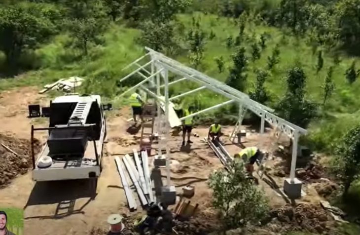Dragoș Bucur și-a construit casă la țară: „M-am hotărât să mă fac țăran”. Primele imagini cu actorul pe tractor și cu noua locuință