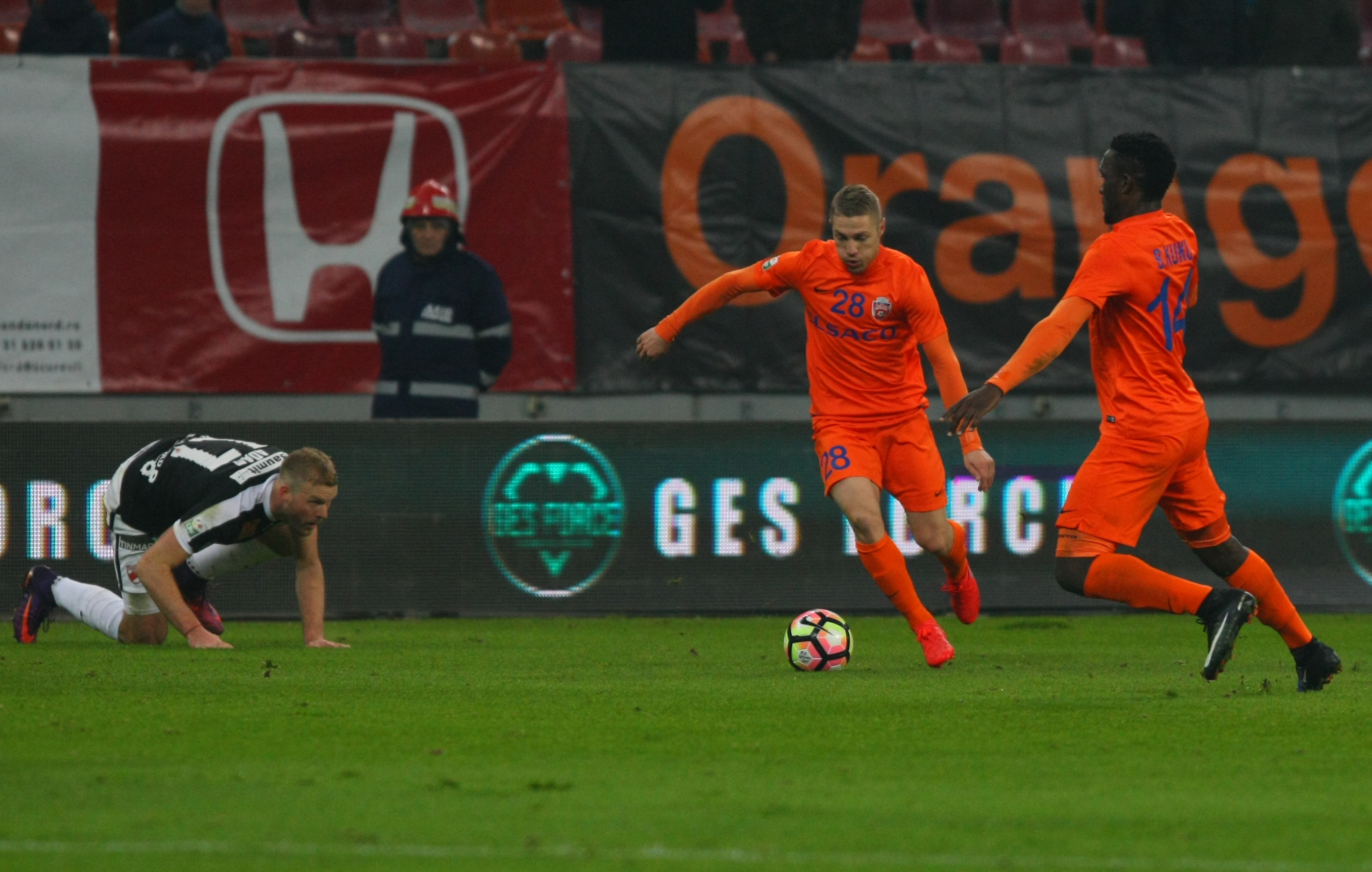 Liga 1, etapa a 24-a. Dinamo - FC Botoșani 1-0. Debut reușit pentru Contra, după un meci cu multe ocazii mari  | GALERIE FOTO