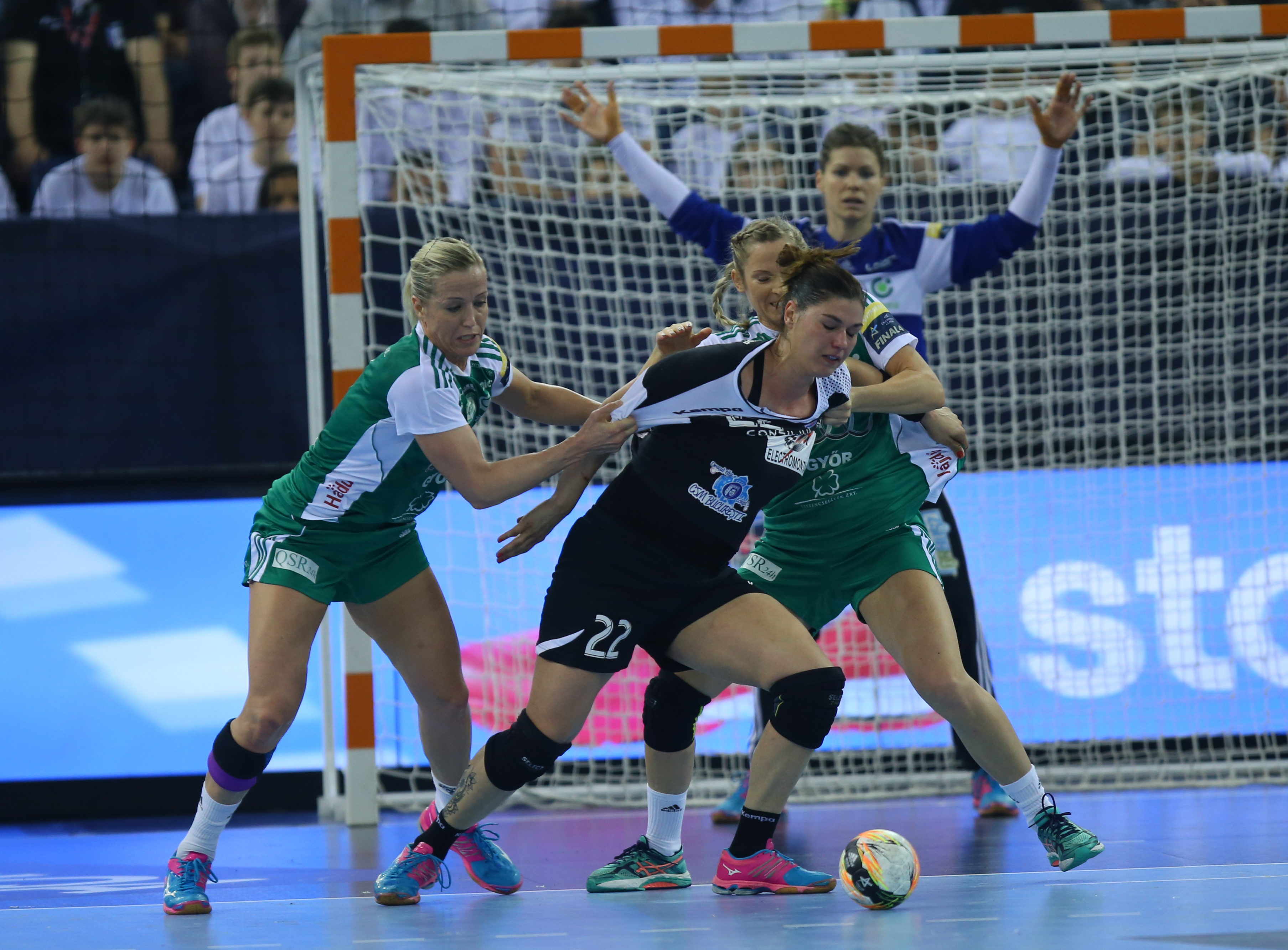 CSM Bucureşti este noua regină a Europei. Echipa noastră a câştigat, dramatic, la 7 metri, finala Ligii Campionilor la handbal feminin cu Gyor/ FOTO