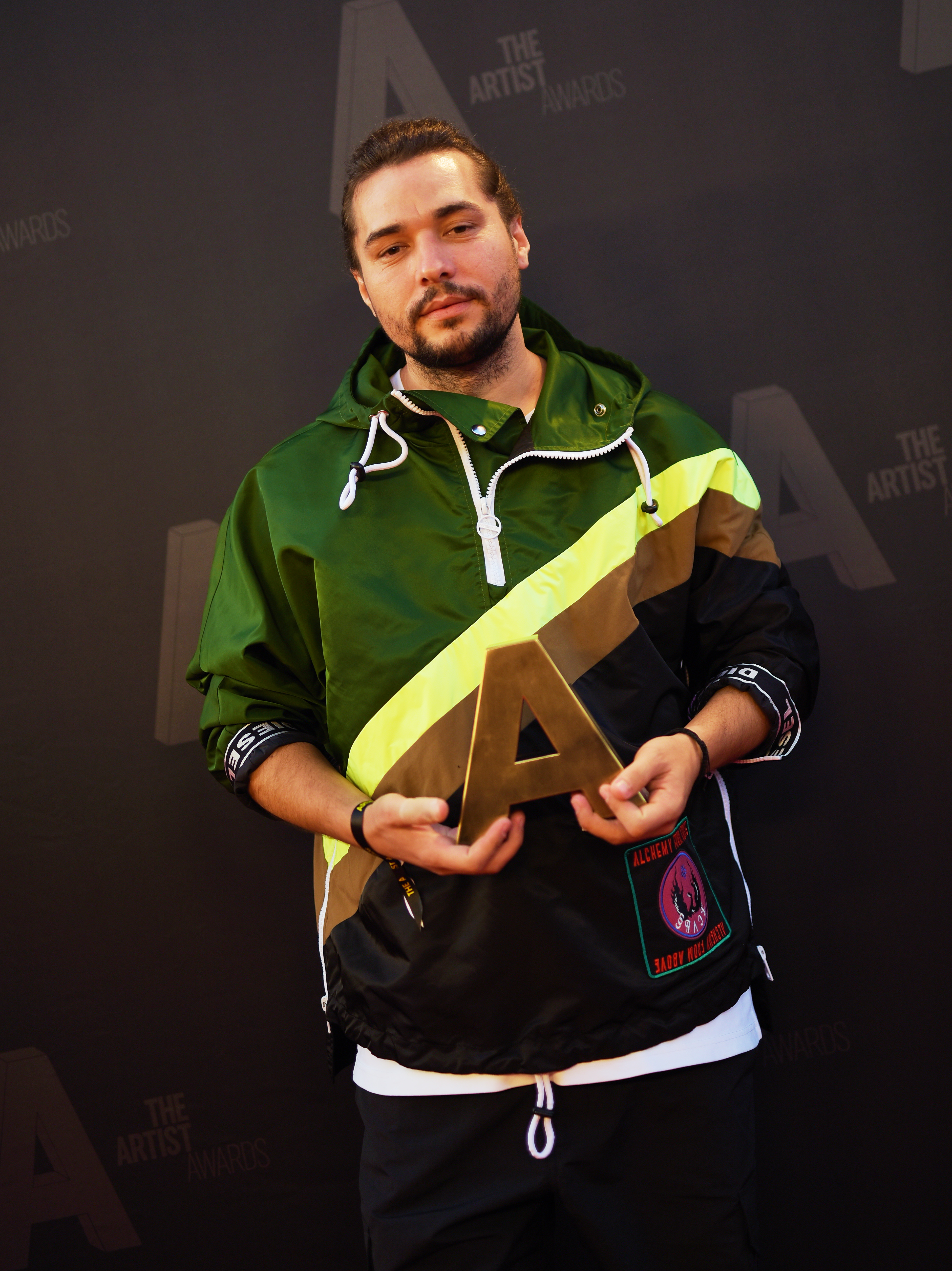 Defilare extravagantă la The Artist Awards. Vedetele au purtat ținute de mii de euro, cu sclipici, blană, paiete și voal