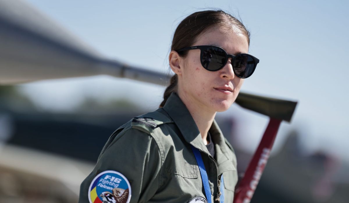 Două femei, același cer la BIAS 2025: Bianca Botaș, pilot F-16, și Andreea Bănesaru, pilot de acrobație, reprezintă România la show-ul aviatic