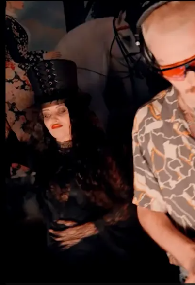 Cum s-a costumat Delia de Halloween. Artista, aproape de nerecunoscut într-un club din Capitală