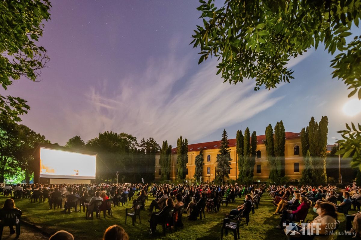 Pasiuni contra COVID. Imagini de la festivalul TIFF din Cluj, unde mii de oameni se uită la filme în aer liber, respectând măsurile