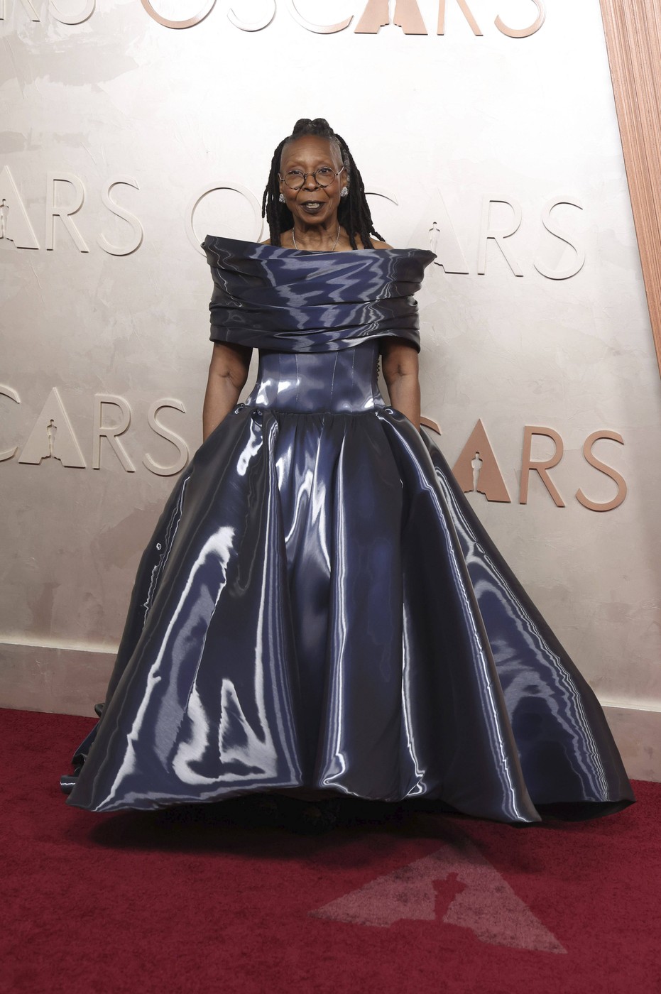 Rochia „apă lichidă” purtată de Whoopi Goldberg la Premiile Oscar 2025. Actrița în vârstă de 69 de ani și-a arătat și tatuajul de pe umăr