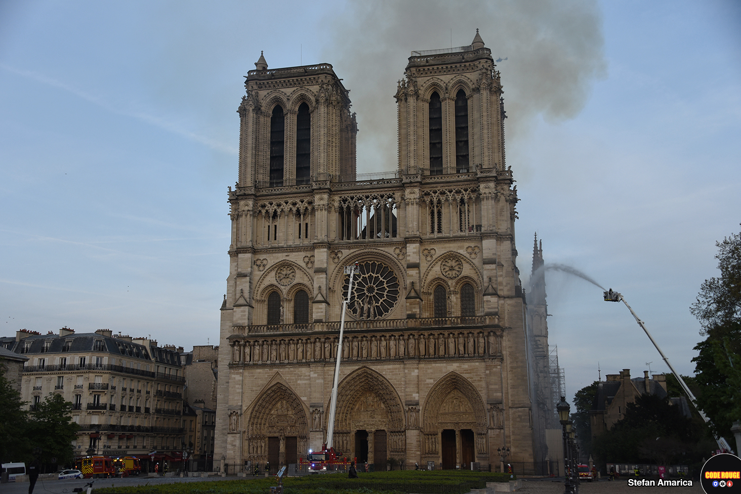Incendiul de la Notre Dame, prin ochii unui voluntar român care i-a însoțit toată noaptea pe pompierii francezi: ”Oameni căzuți în genunchi se rugau, alții erau stană de piatră, cu fețele scăldate în lacrimi”