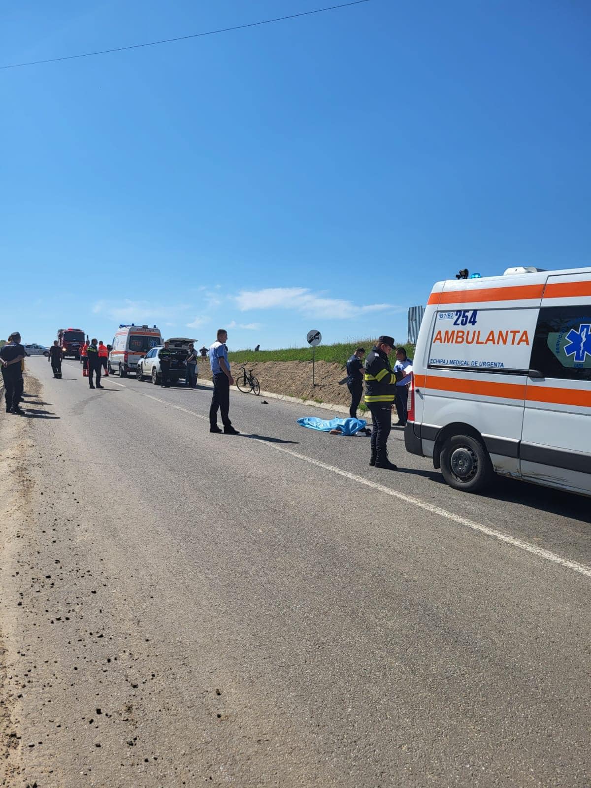 Trei persoane au murit la Șcheia, județul Iași, după ce un motociclist a lovit un pieton, iar apoi a intrat într-un cap de pod