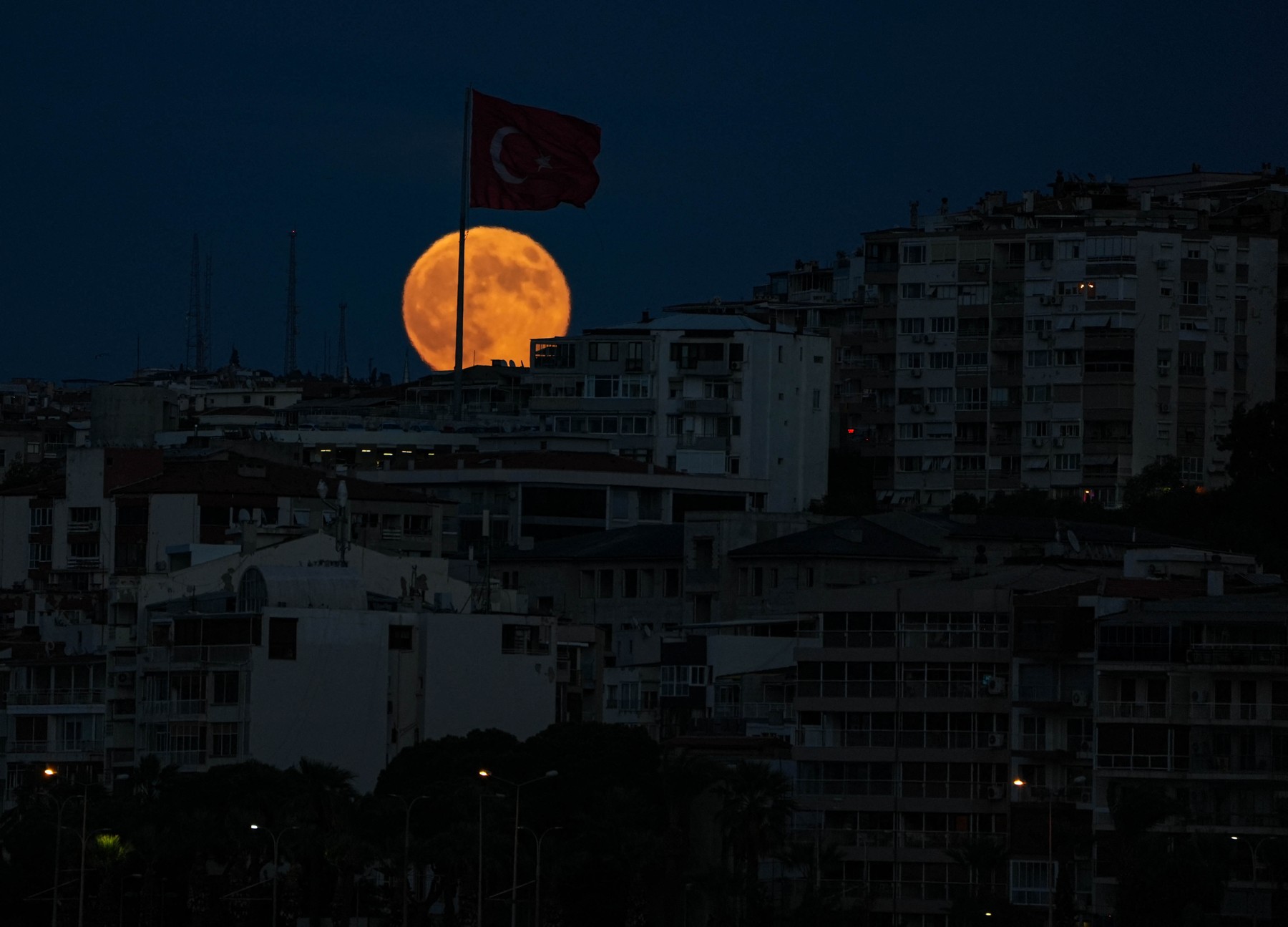 Imagini unice cu Luna Vânătorului, cea mai mare și mai strălucitoare superlună din 2024