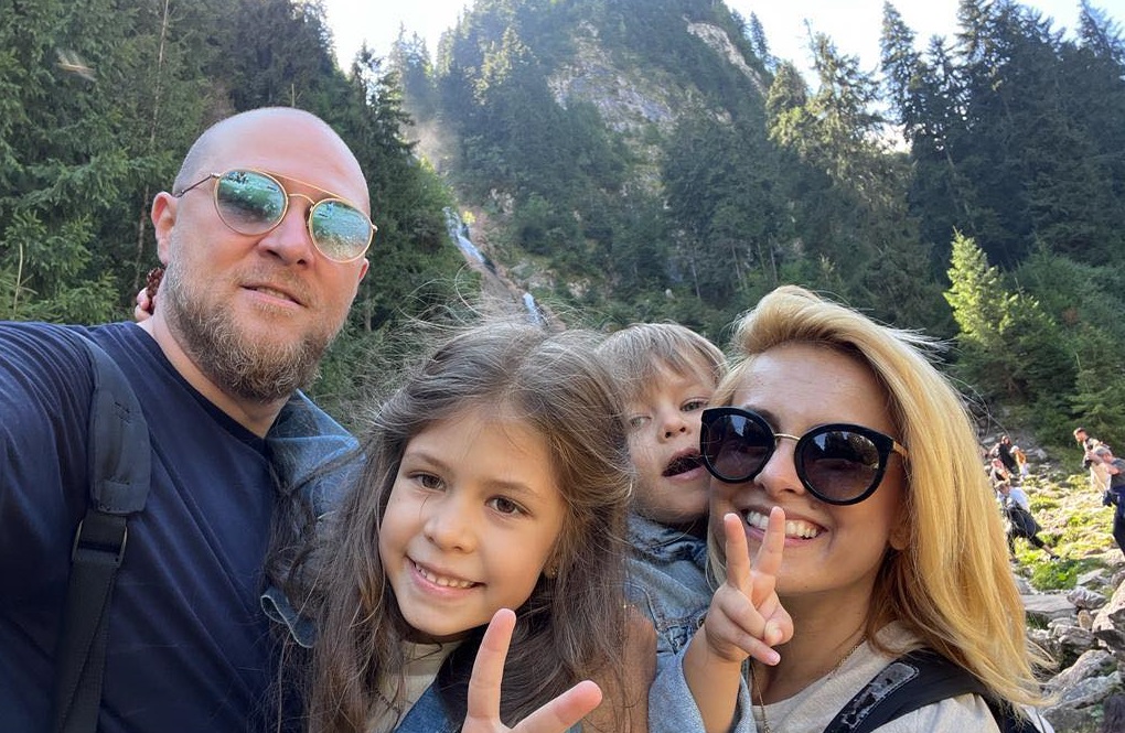 Simona Gherghe s-a întâlnit cu Kate Hudson în vacanța în Grecia: „Cu un amestec de emoție și jenă să n-o deranjez, am rugat-o să facă o poză cu noi”