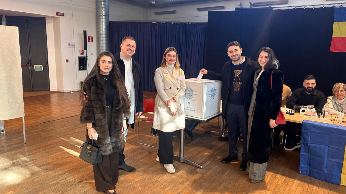 Imagini cu românii care au votat în diaspora la alegerile prezidențiale. Cel mai vârstnic alegător are 100 de ani
