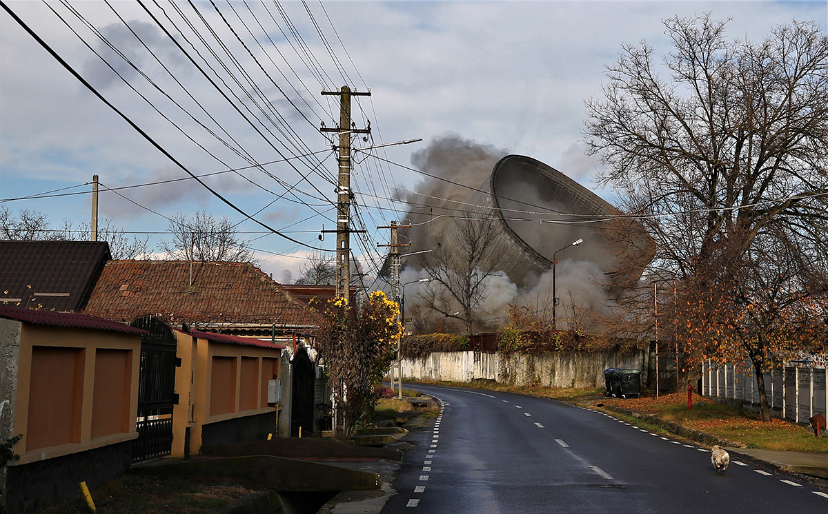 FOTOREPORTAJ. După săptămâni de tensiune, oamenii din Doiceşti au răsuflat uşuraţi când au văzut demolate ultimele turnuri ale fostei termocentrale: „Ce frumos au căzut”