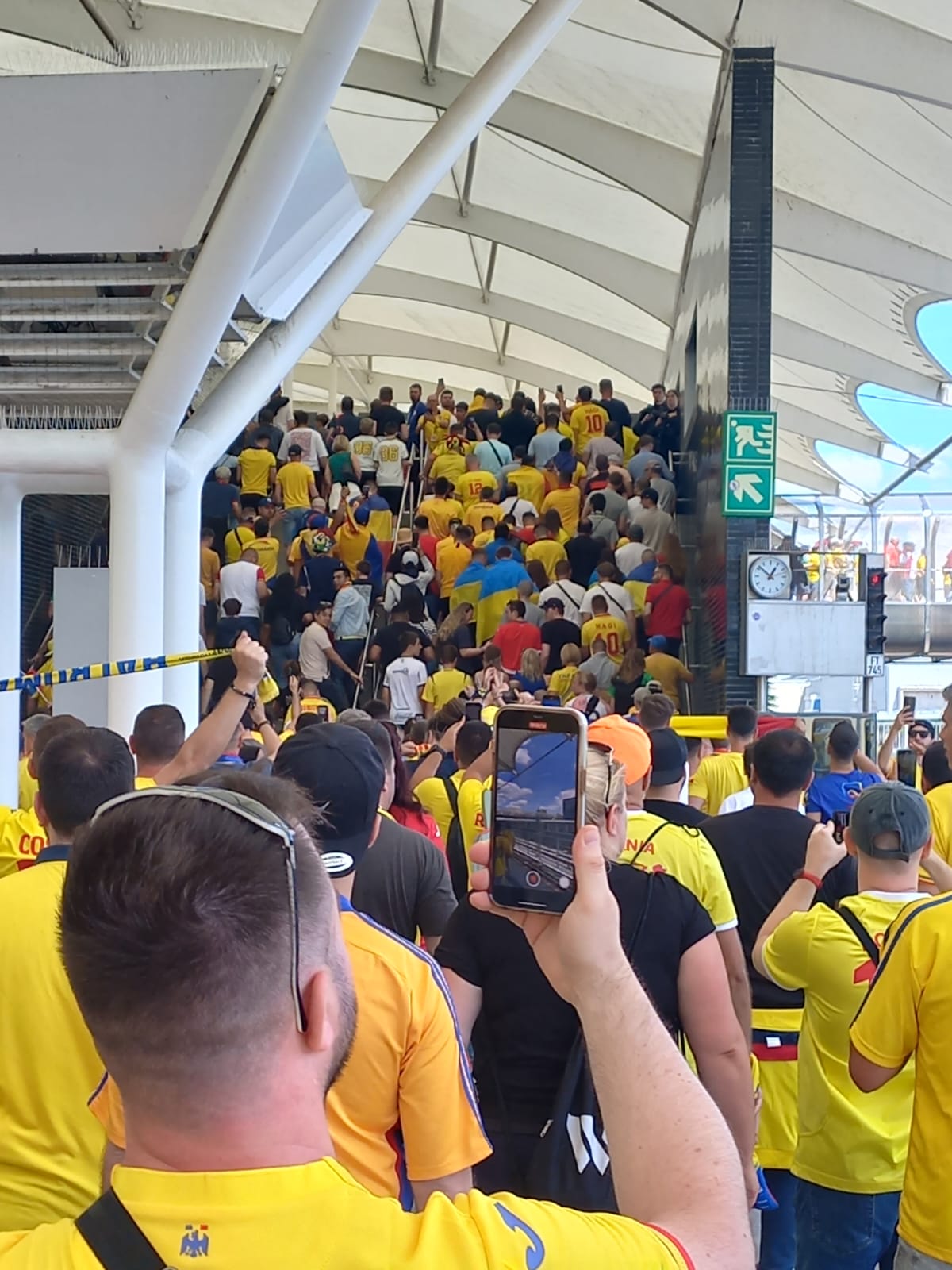 Suporterii români au ajuns la stadion: „Nebunie, frate!” | FOTO