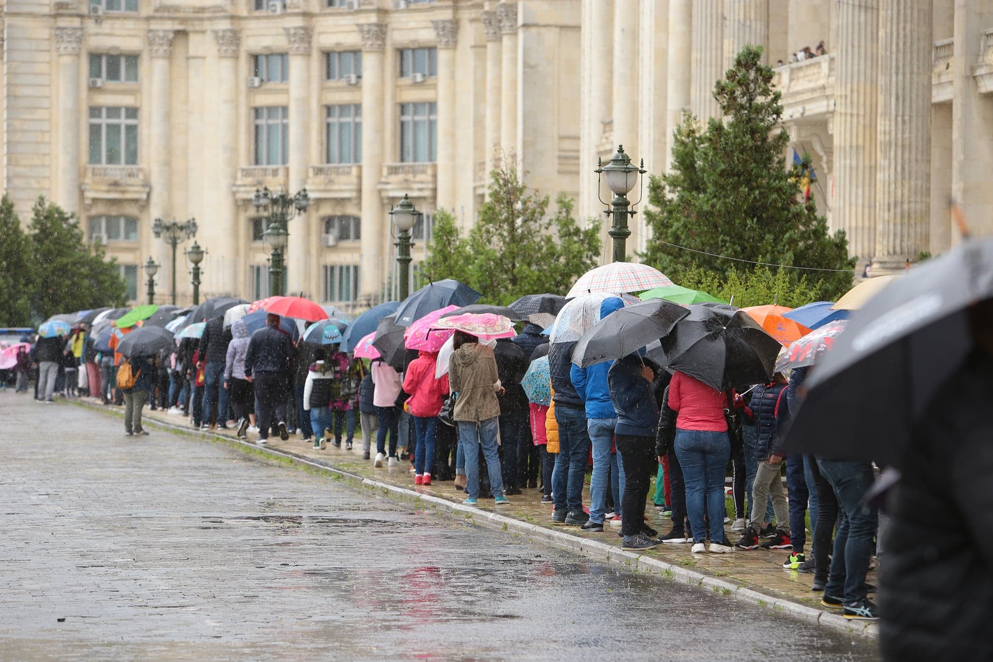 Cozi la Palatul Parlamentului, care poate fi vizitat gratuit astăzi, de Ziua Copilului