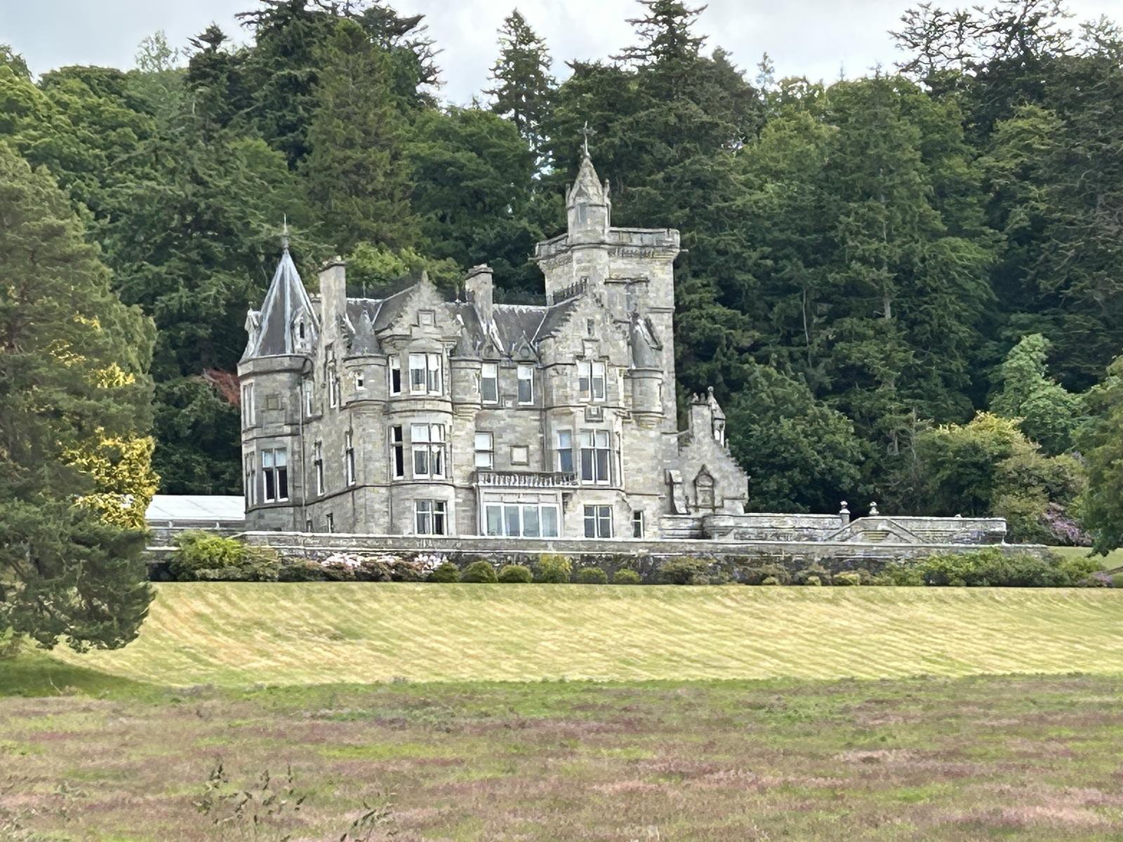 Imagini din castelul luxos în care ar fi trebuit să locuiască prințul William și Kate Middleton. Proprietatea se vinde cu 17 milioane de euro