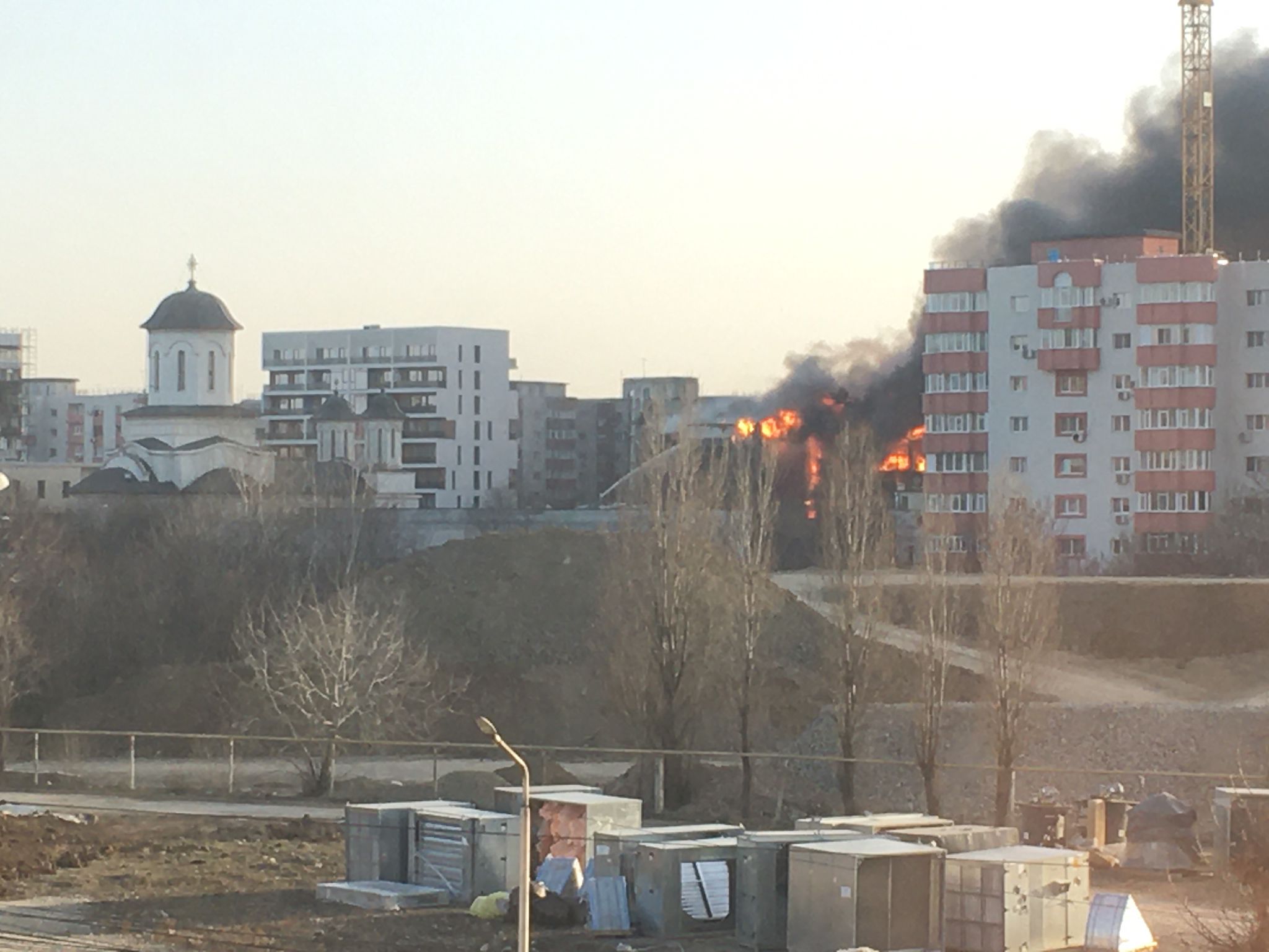 Un centru comercial din București a ars complet. ISU spune că nu avea autorizație de securitate la incendiu