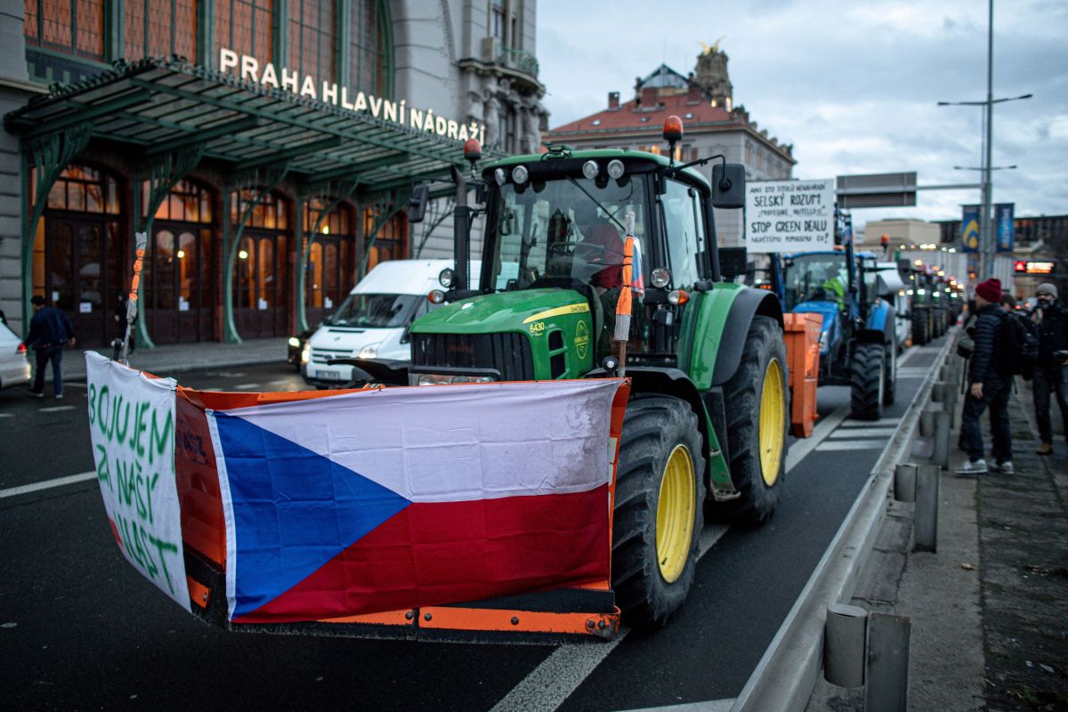 Protest al fermierilor din Cehia față de politicile agricole ale UE. Tractoare, în centrul orașului Praga