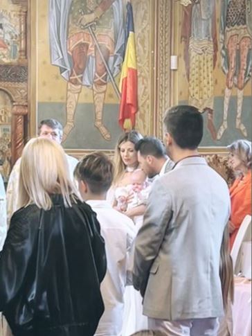 Roxana Hulpe și-a botezat fetița. Tatăl prezentatoarei a creștinat-o pe Zora