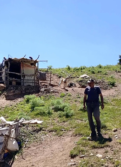 Povestea bărbatului care trăiește de 40 de ani în sălbăticie, alături de urși și de lupi, la 2.200 de metri altitudine: „Mai bine aici decât să merg într-o vacanță la Antalya”