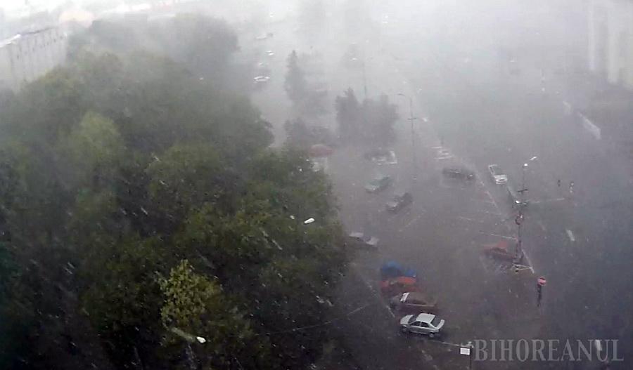 Urmările alertelor meteo de vijelii:  clădiri inundate și copaci doborâți de vânt. Unde a fost nevoie de intervenția pompierilor