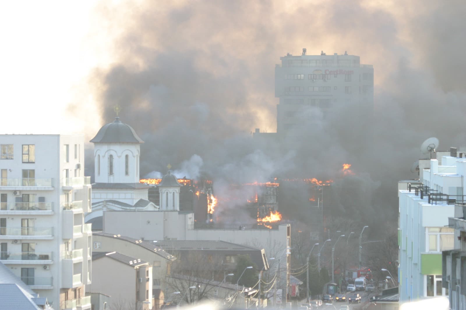 Un centru comercial din București a ars complet. ISU spune că nu avea autorizație de securitate la incendiu