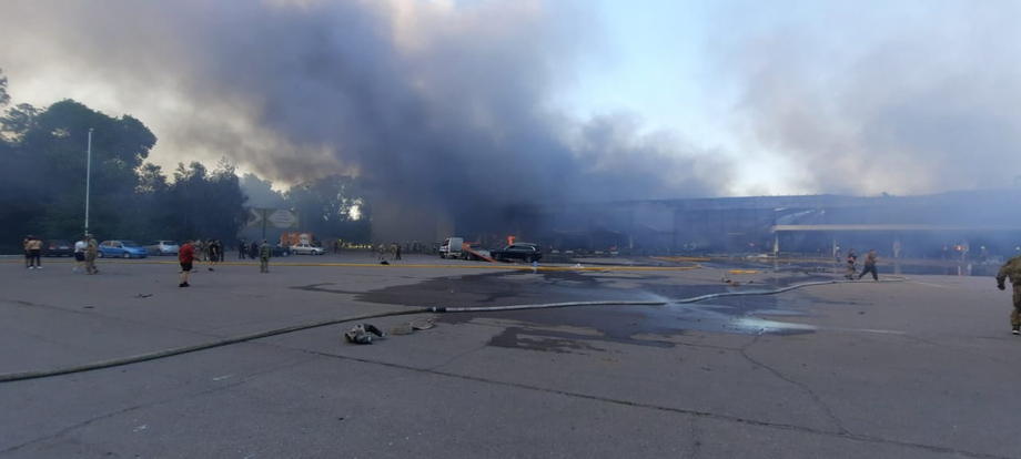 Imagini dramatice de la mall-ul din centrul Ucrainei, bombardat de ruși