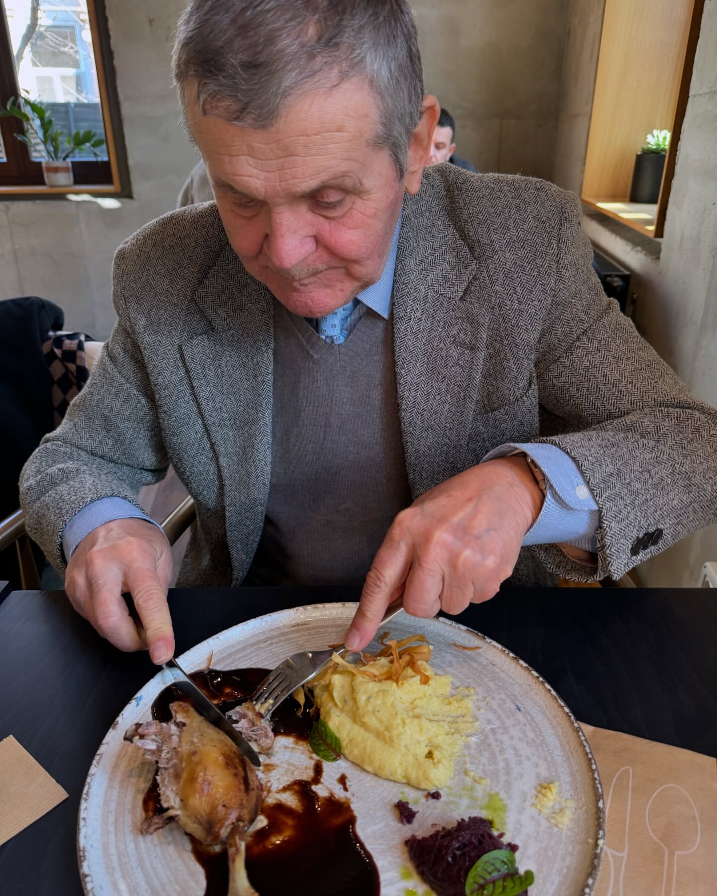 Cum a apărut îmbrăcat tatăl Andreei Esca la restaurant. Chiar și prezentatoarea a fost uimită: „Rupe «pe fashion»”