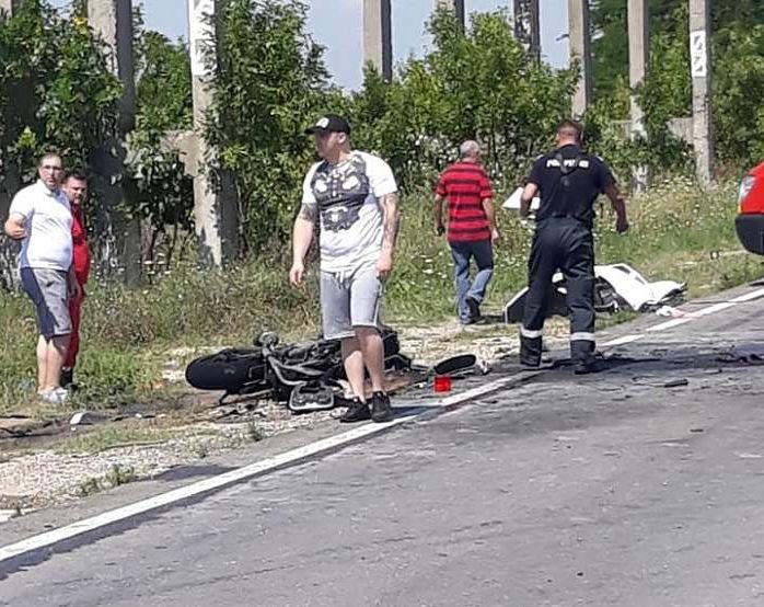 Accident în Işalniţa, Dolj, urmat de incendiu. Un motociclist a murit după o ciocnire violentă cu o mașină