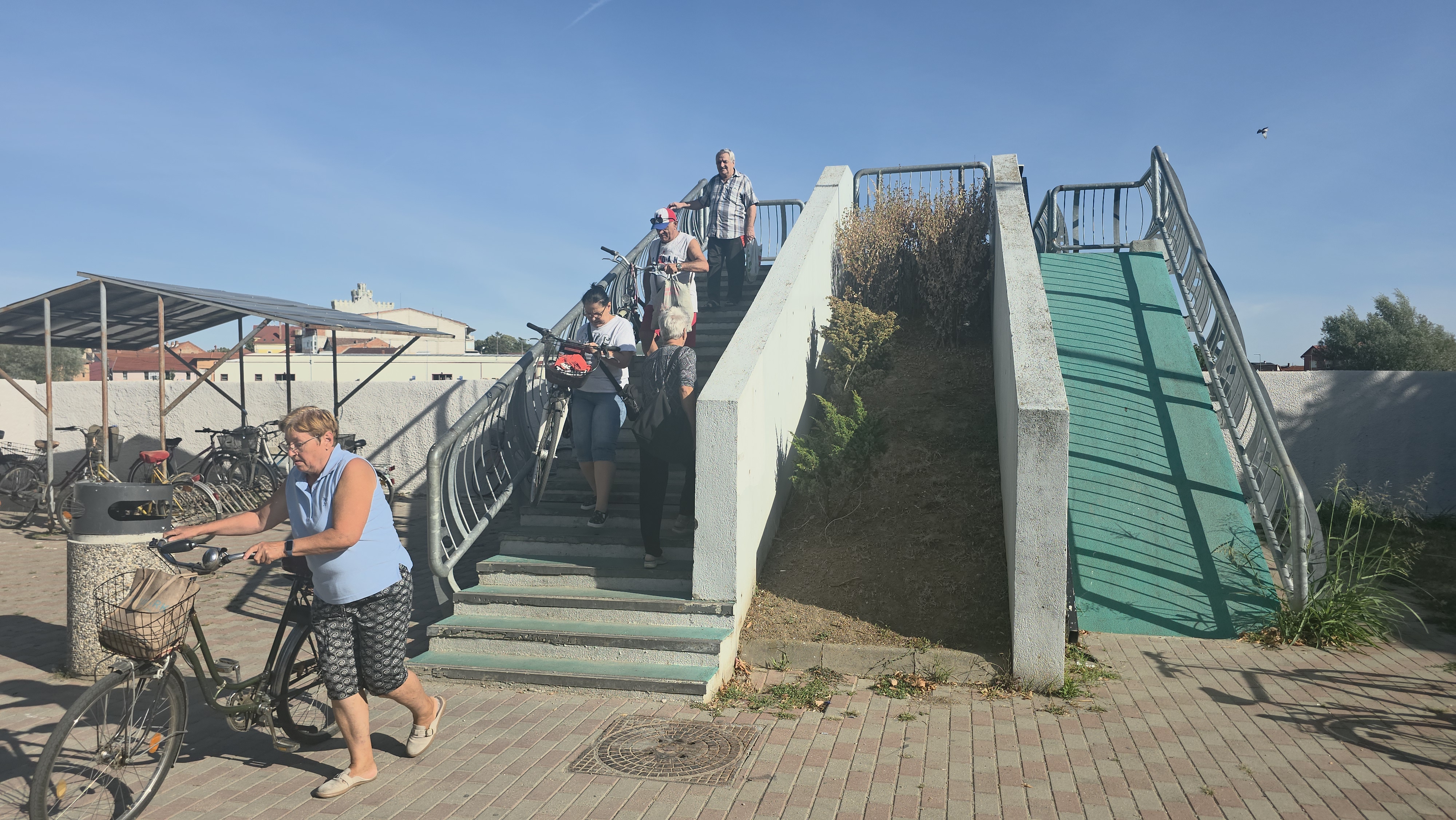 Pod pietonal inaugurat cu alai de fruntași PSD, inaccesibil oamenilor cu dizabilități, bicicliștilor, mamelor cu copii