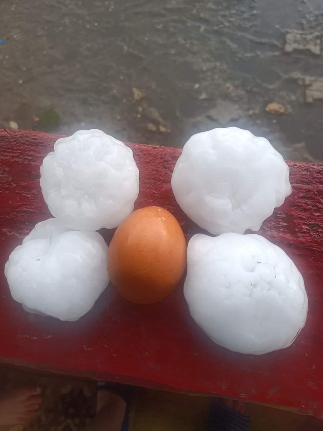 Grindină mai mare decât oul de găină în Vâlcea. Județul a fost sub cod roşu de vijelii