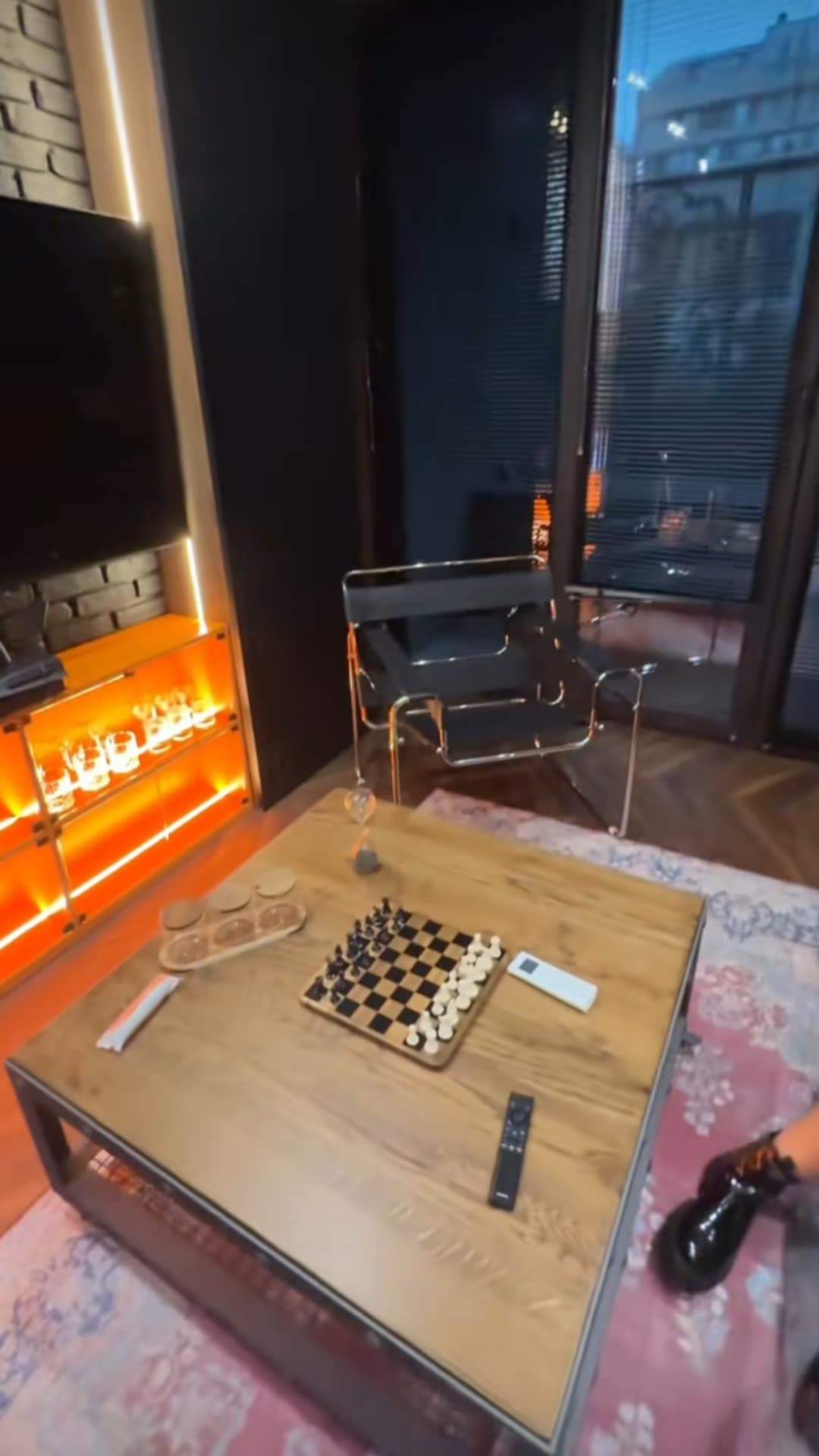 Imagini din noul apartament al Loredanei Chivu. A dat 2.900 de euro pe un frigider portocaliu