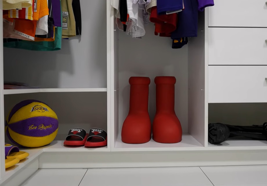 Imagini cu dressingul lui Dorian Popa. „Poate fi asemănat cu un spital. Sunt nebun după ordine”. Are o colecție de adidași de 40.000 de euro