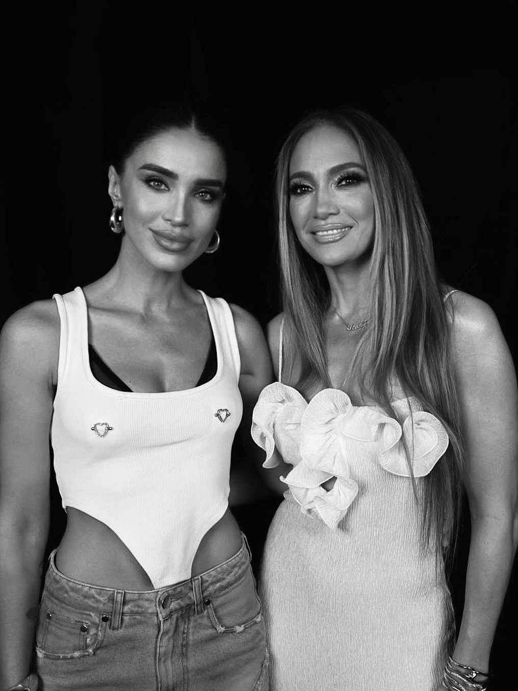 Adelina Pestrițu, criticată după ce a publicat o fotografie alături de Jennifer Lopez: „E fake…ai făcut poza asta cu inteligența artificială”. Răspunsul ei