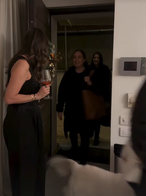 Imagini din casa Andreei Raicu, decorată de Crăciun. În sufragerie are bradul împodobit și șemineul pe care a așezat poze nemaivăzute