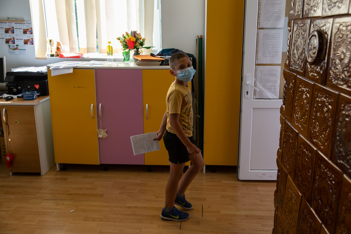 Într-un sat bântuit de sărăcie, un centru de zi le dă o șansă copiilor sărmani. „Nu poţi educa un copil flămând. Îi ungi o felie de pâine cu ceva şi apoi poți să-i umpli şi mintea cu matematică”