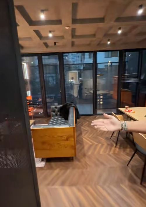 Imagini din noul apartament al Loredanei Chivu. A dat 2.900 de euro pe un frigider portocaliu