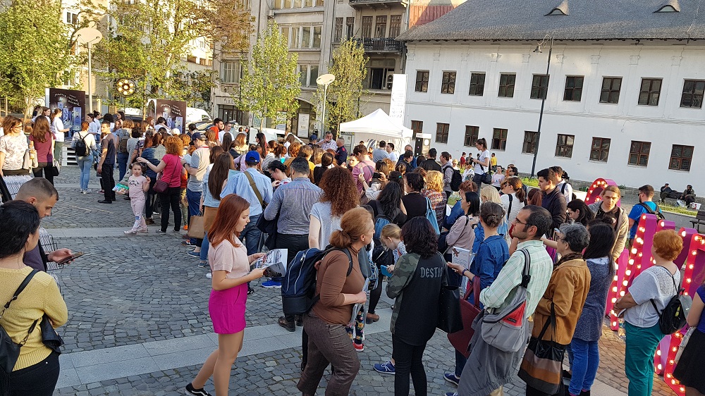 FOTO/ Aglomerație la Noaptea Cărților Deschise. Zeci de oameni au stat la coadă să ia un volum gratis