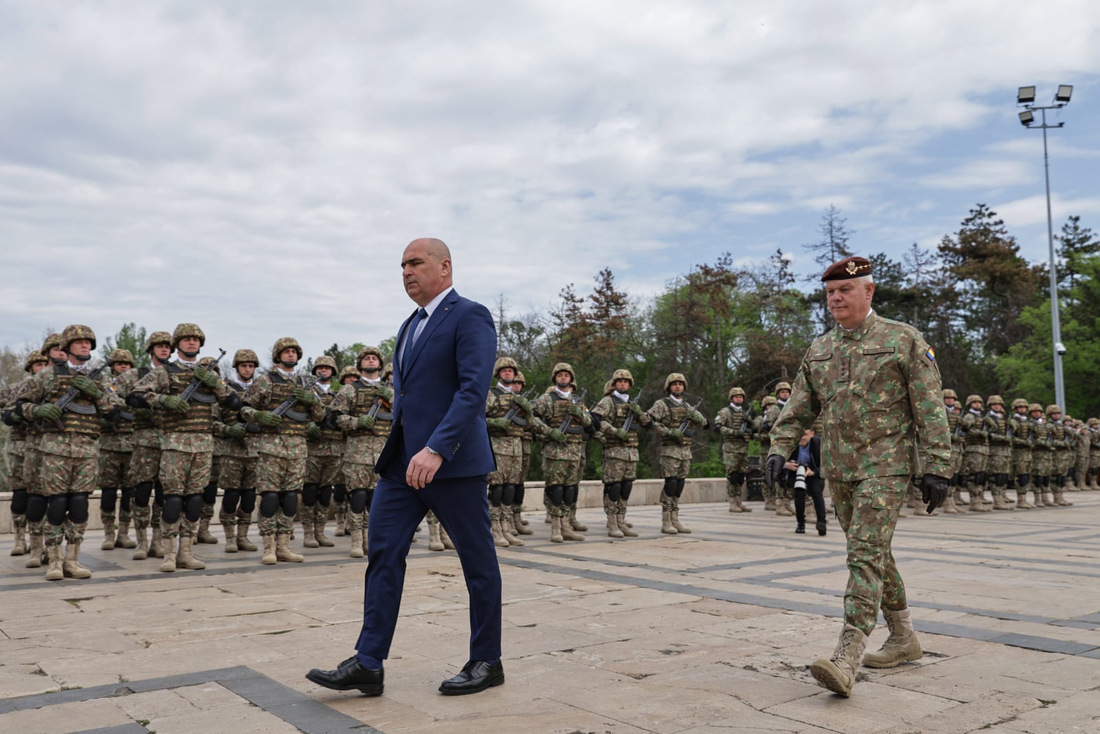 Ziua Forțelor Terestre 2025. Ilie Bolojan a vizitat fără Marcel Ciolacu expoziția de echipamente și tehnică militară din Parcul Carol | VIDEO
