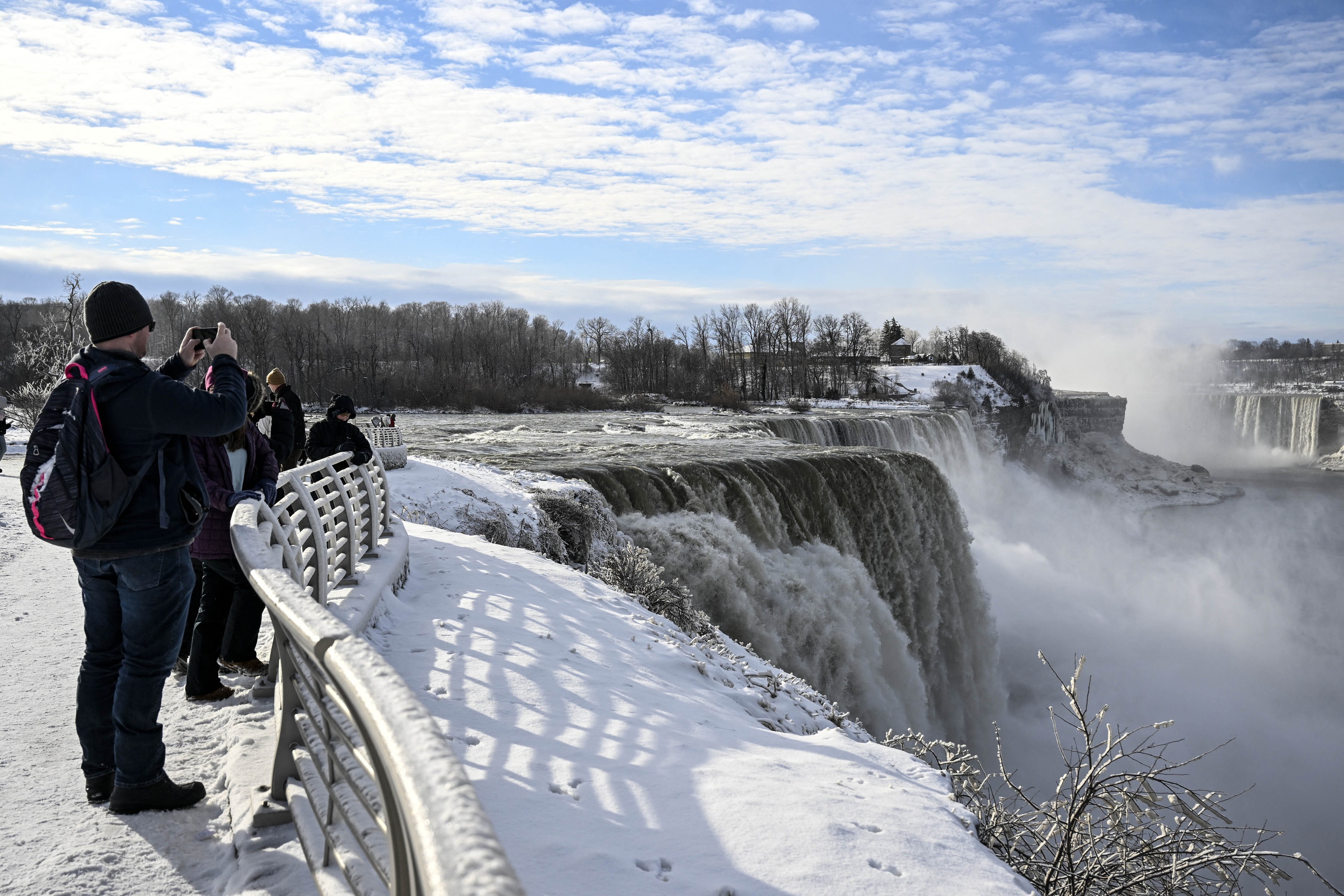 Imagini spectaculoase cu cascada Niagara, înghețată parțial după „viscolul secolului” care a lovit SUA
