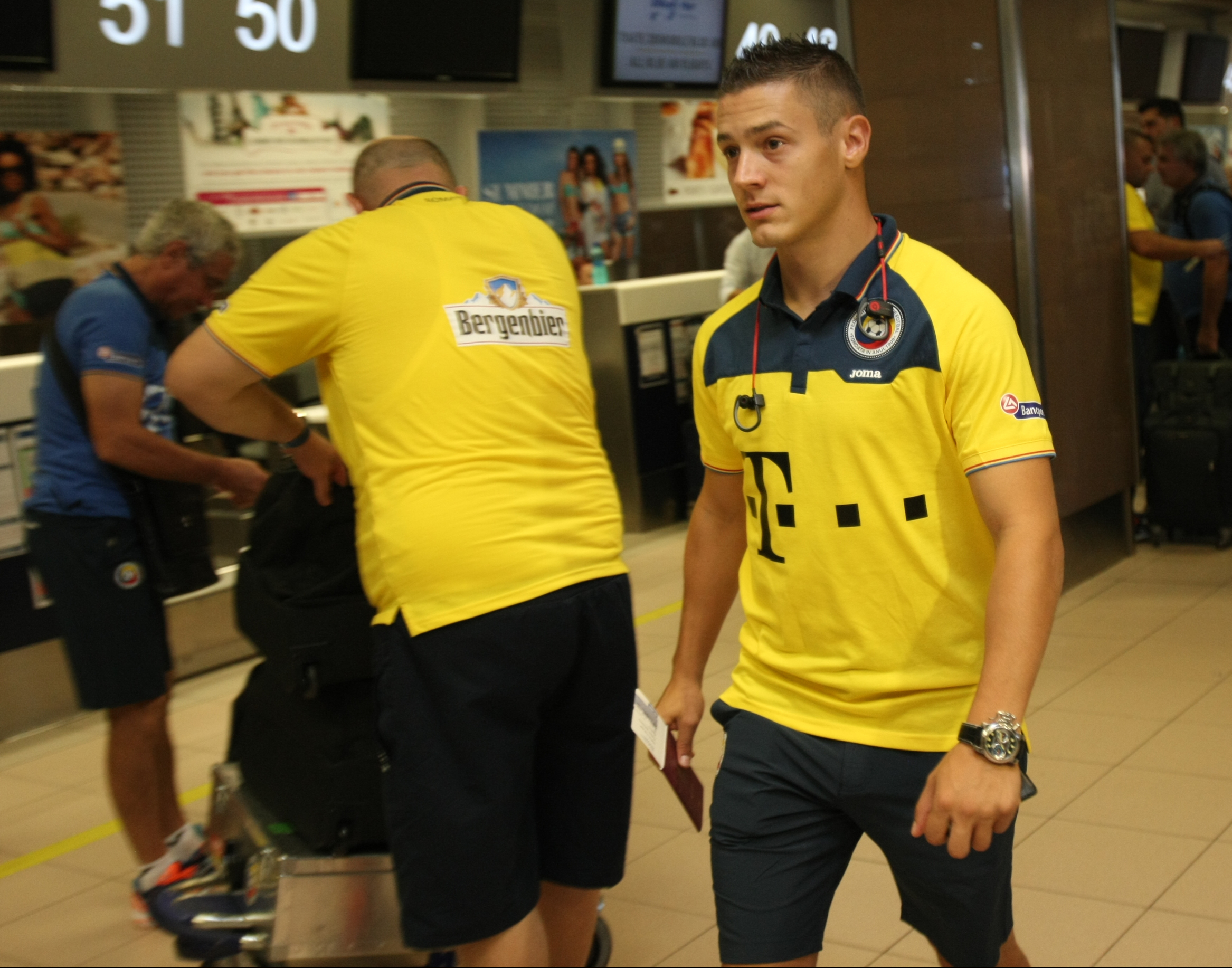PRELIMINARIILE EURO 2016, UNGARIA - ROMÂNIA (vineri, ora 21.45, TVR 1) / Selecționerul Anghel Iordănescu a renunțat la supersitiții și ^a lăsat femei în avionul care i-a transportat pe tricolori la Budapesta, pentru mare meci cu rivalii istorici / GALERIE FOTO