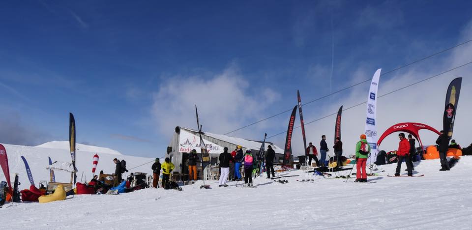TURIST ÎN ȚARA MEA. Motive să mergi de Paști pe Valea Prahovei: schi și snowboard în mijlocul primăverii și plimbări în poienițe cu brândușe