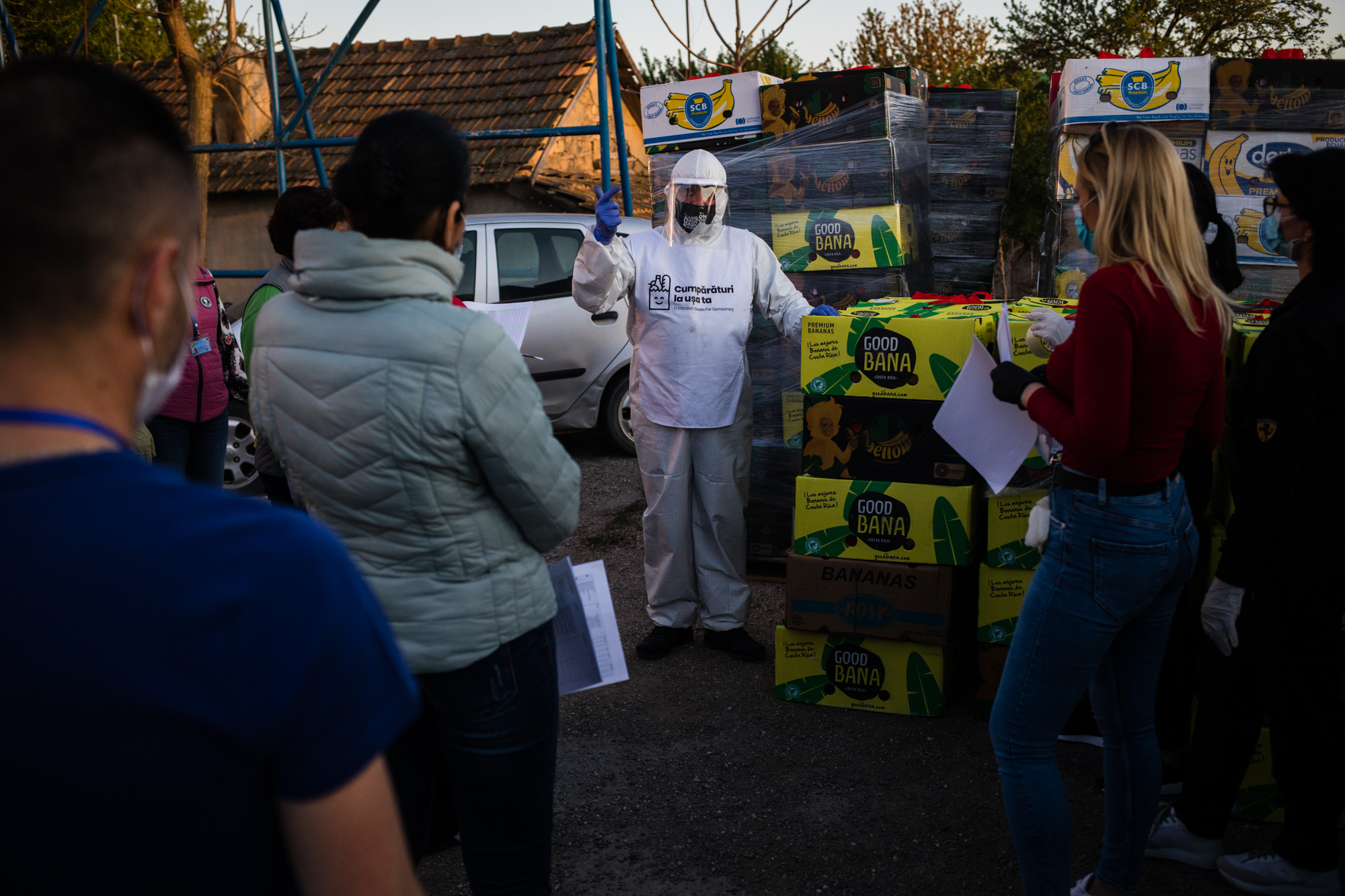 Imagini ale solidarității din Țăndărei, acolo unde peste 150 de familii au primit pachete cu produse de igienă și alimente