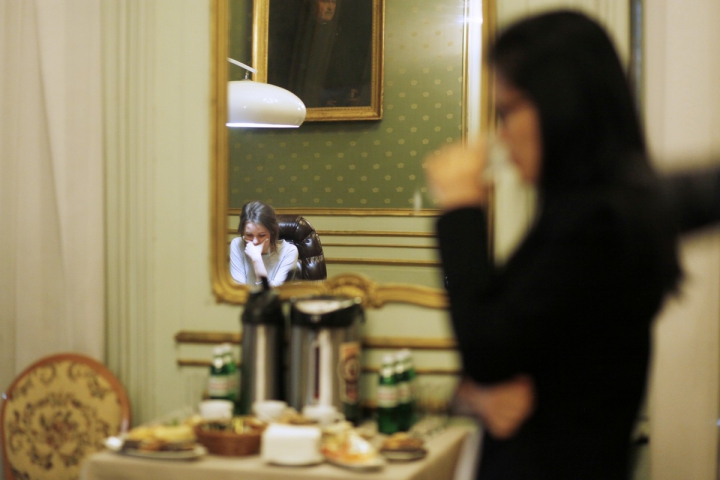 Frumoasa favorită a lui Mircea Lucescu a pierdut titlul mondial la șah. Noua regină e o chinezoiacă, cea mai tânără campioană ever! Modelul asiaticei e ”ciudatul geniu Bobby Fischer”. Se antrenează și câte 8 ore pe zi. La trei ani, Hou Yifan își bătea și bunica, și tatăl. A doborât o groază de recorduri/ FOTO&VIDEO