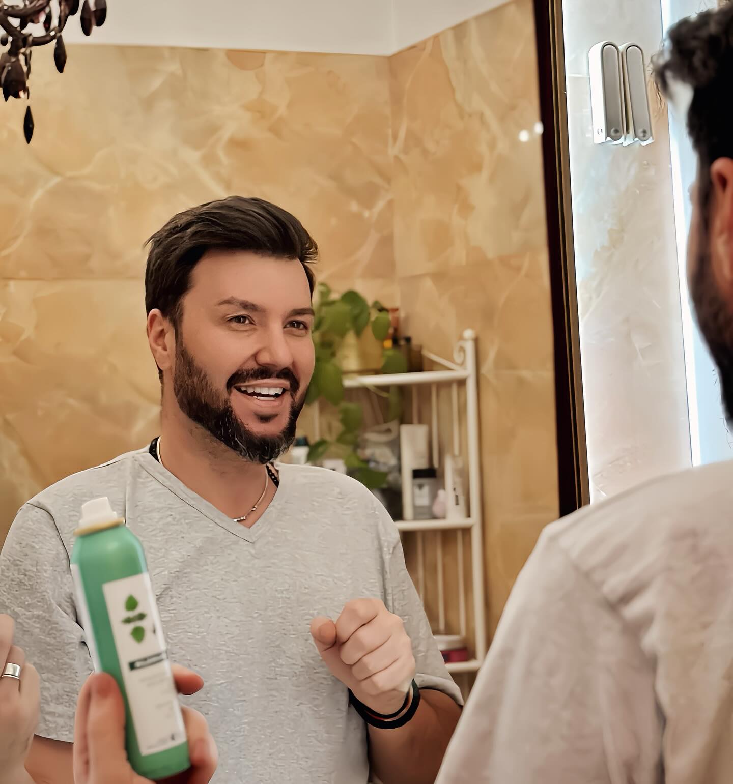 Compromisul pe care hairstilistul Marian Capet trebuie să-l facă pentru a participa la „Te cunosc de undeva!”. O vizează și pe Ilona Brezoianu/VIDEO EXCLUSIV