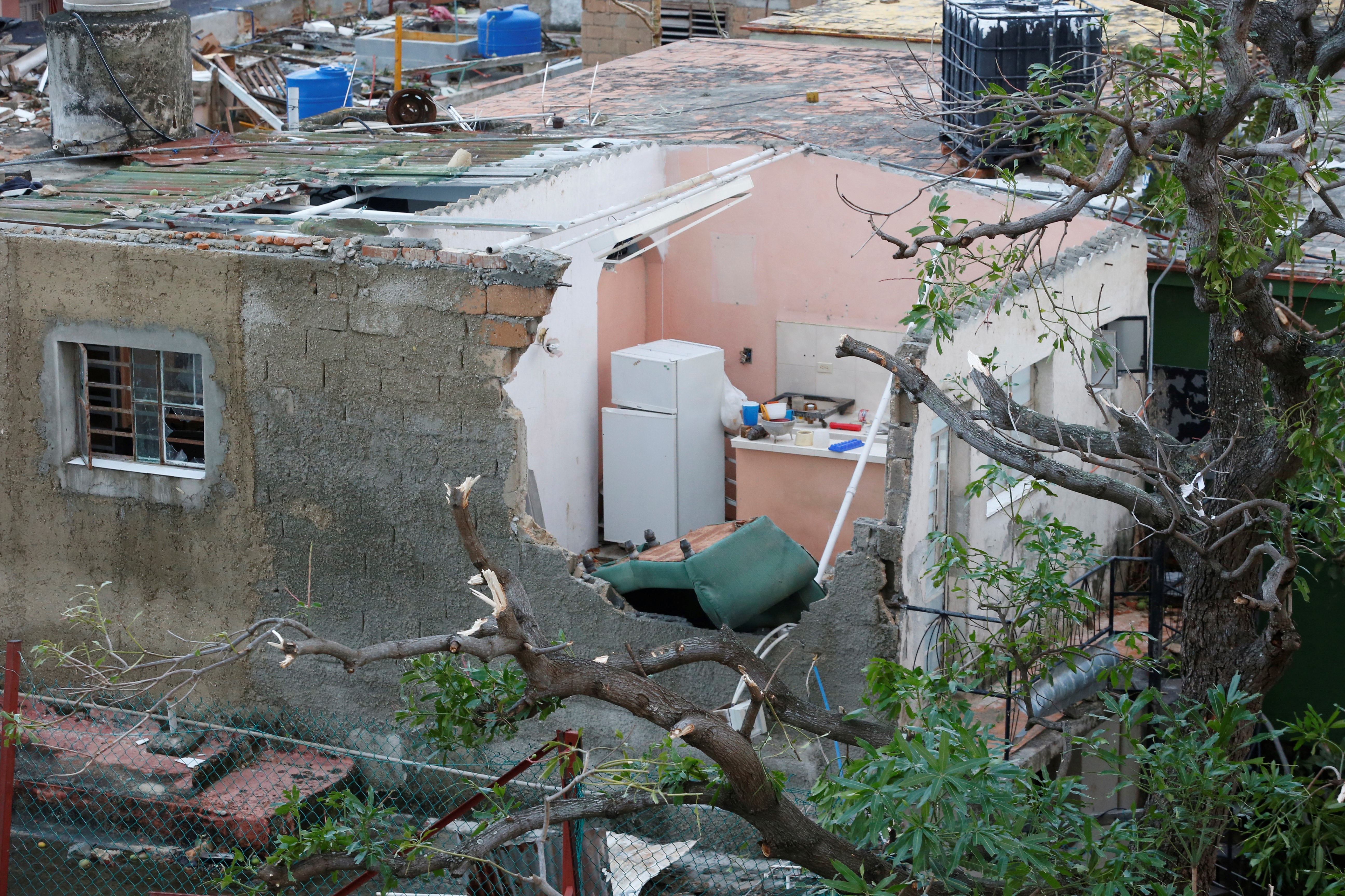 FOTO / Imaginile dezastrului provocat de tornada din Havana, în Cuba. Mașinile au fost spulberate de vânt