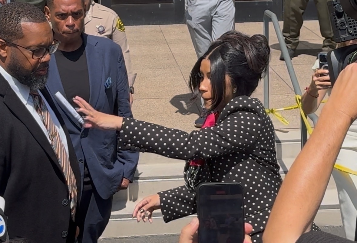 Reacția violentă a lui Cardi B față de paparazzi, când a fost întrebată dacă e însărcinată. S-a întâmplat când a ieșit din sala de judecată