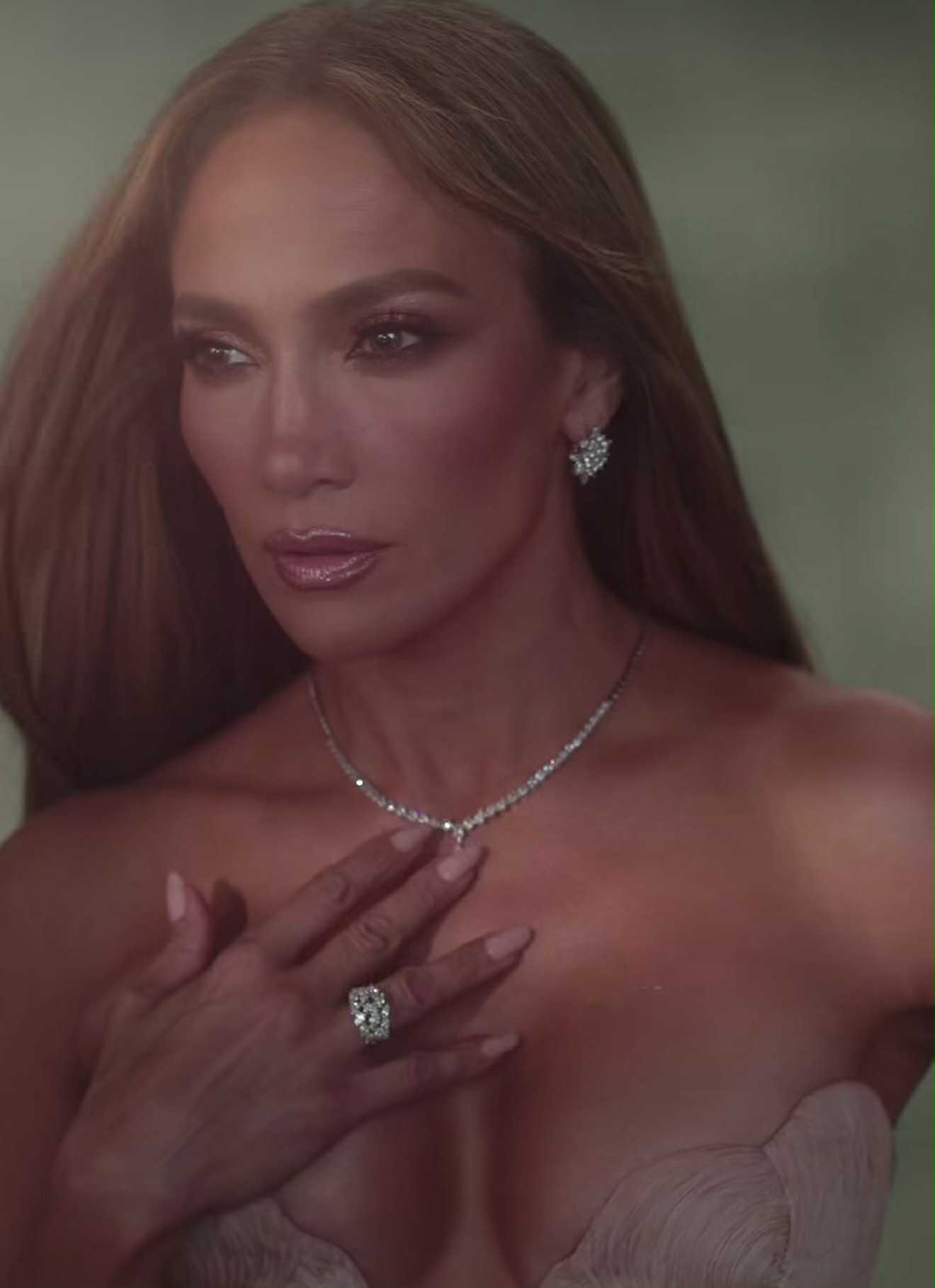 Cât costă rochia purtată de Jennifer Lopez. E creată de designerul român Maria Lucia Hohan