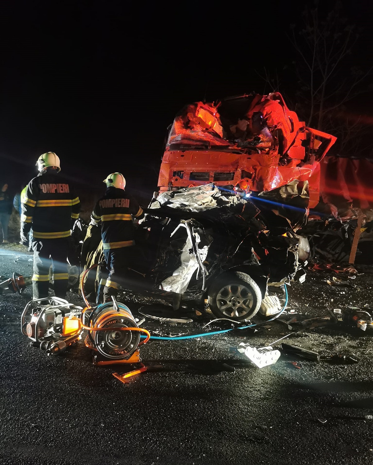 Filmul accidentului cu patru morți de la Cornea. Fiul de 14 ani al șoferului vinovat a fost scos după 2 ore de sub camion