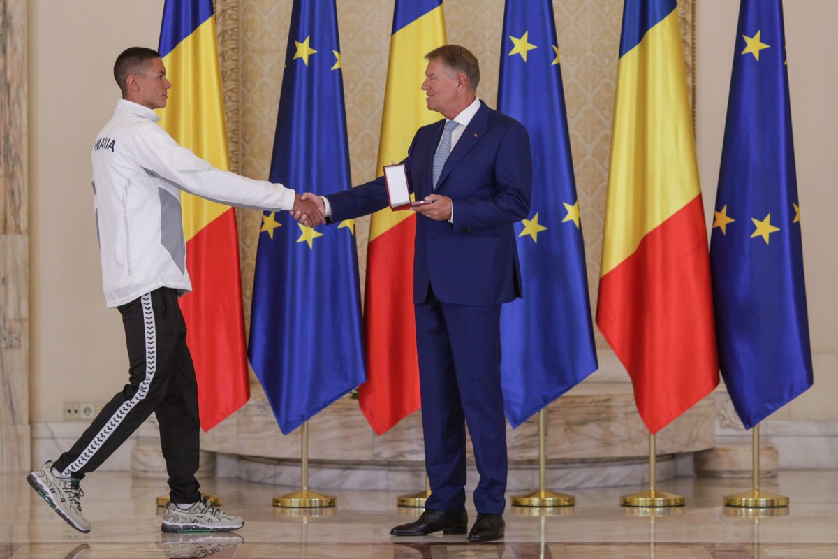 David Popovici, decorat de Klaus Iohannis cu gradul de „cavaler”: „Rezultatele obligă autoritățile să facă din sport o prioritate”
